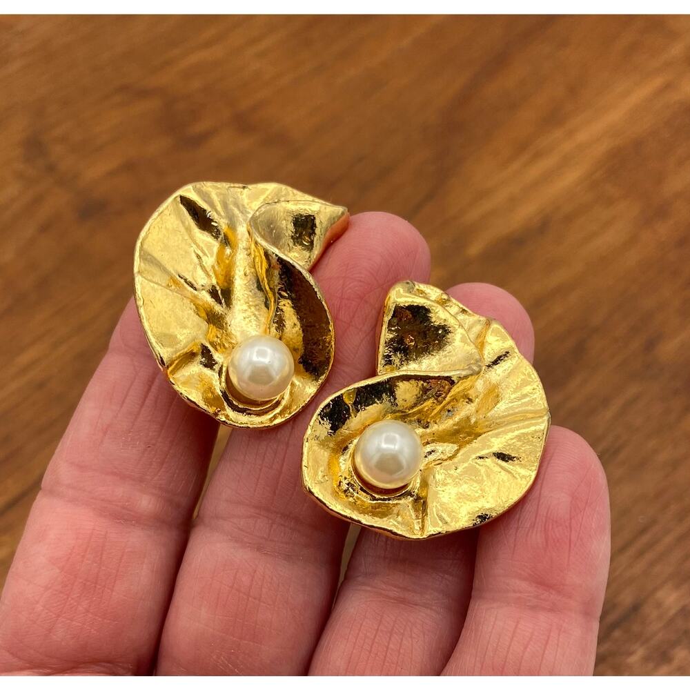 Vintage Sculptural Clip On Earrings Gold Tone Abstract Ribbon Faux Pearl Accents - Picture 2 of 13